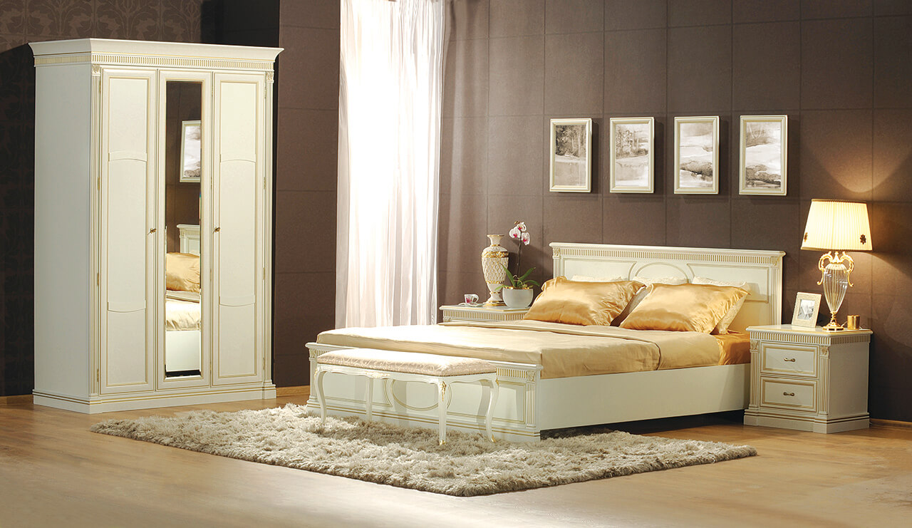 Classic white pat. gold banquette