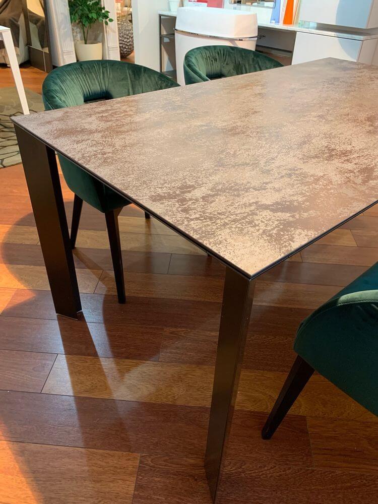 Pointhouse Factory, Tables