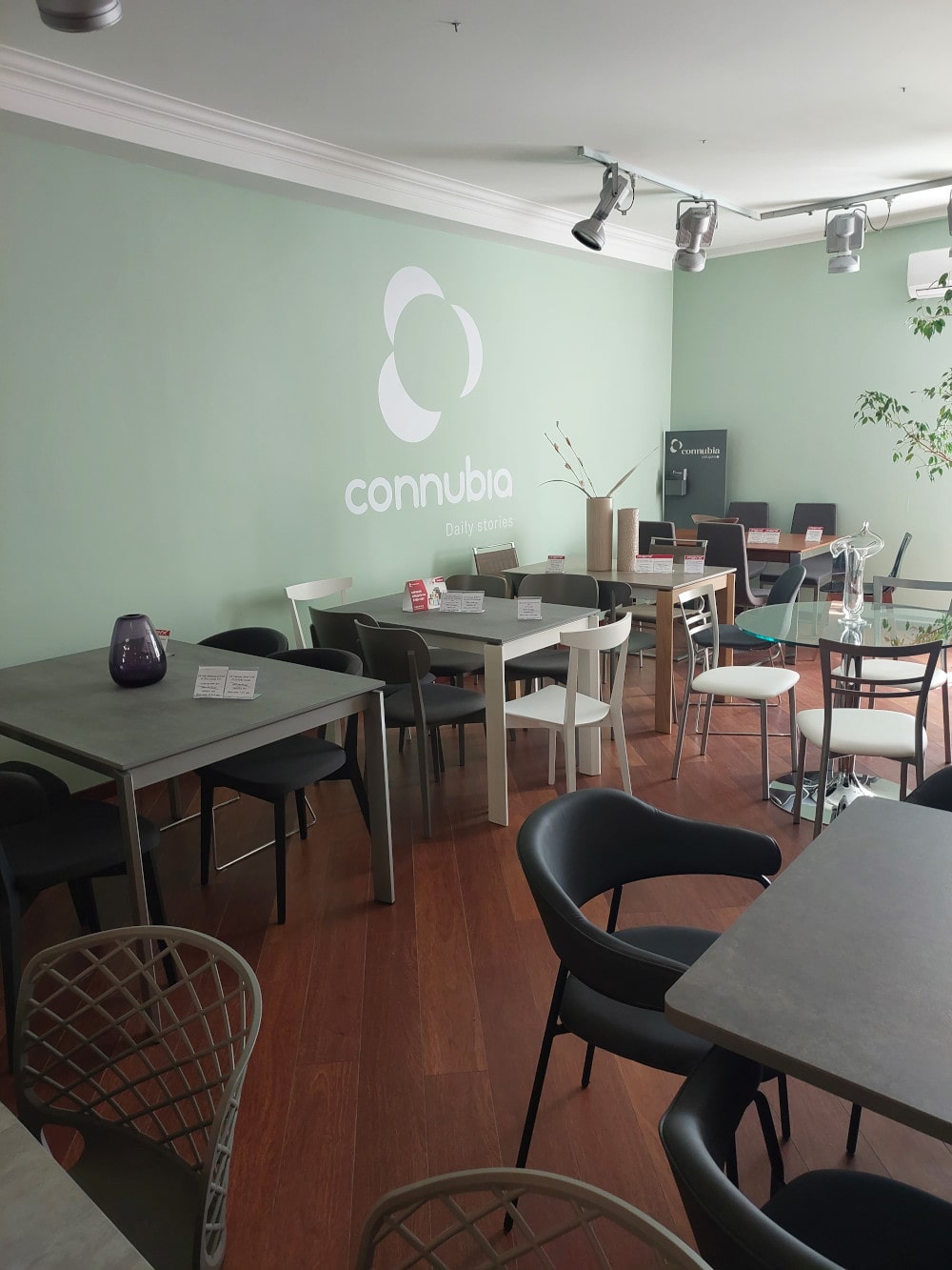 Італійські столи та стільці Connubia в наявності -20%